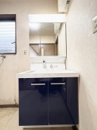 すっきりと整えられた空間で心地よい身支度時間を過ごせる落ち着いた佇まいです