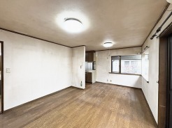 深みのある木目の床が落ち着いた雰囲気を醸し出し、心地よい時間を過ごせる空間が広がります。