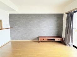 落ち着いた色合いのアクセントクロスが空間を引き締める上質なひとときを演出します。