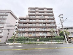 重厚感のあるタイル貼りの外観が街並みに溶け込む洗練された佇まいです