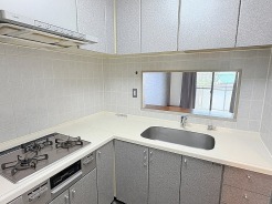 料理の動線にゆとりを持たせながら、心地よい気配を感じられる穏やかな空間です