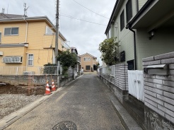 周辺の街並みが落ち着いた雰囲気を醸し出す、穏やかな時間が流れるロケーションです。