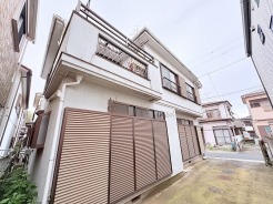 周辺の街並みと調和しながらも、落ち着いた佇まいを見せる住まいです。