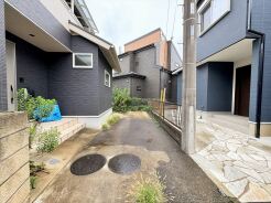 マイカースペースを1台分確保。現地で車幅と共にご確認ください。