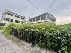 空と緑が溶け合う穏やかな街並みに、日々の暮らしがゆっくりと流れる静かな住環境が広がります。