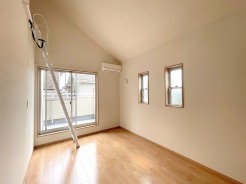 南向きの大きな窓から、たっぷりの陽射しが射し込みますね。