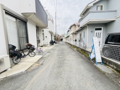 幅員の狭い道ですが、車通りの少ない住宅街に立地してます。