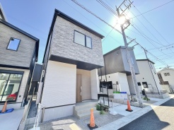 洗練された異素材の組み合わせが印象的な、周囲の街並みに調和する端正な佇まいの外観です。
