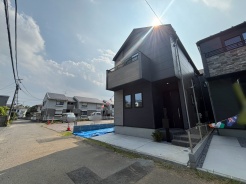 洗練されたダークトーンの外観が、青空の下で静かな存在感を放ち、街並みに落ち着いた調和をもたらしています。