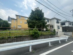 穏やかな住宅街の風景に溶け込み、周囲の緑と共に落ち着いた日々を育む暮らしがここにあります。
