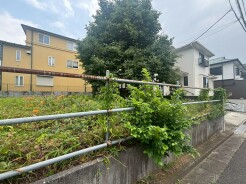 季節の移ろいを感じさせる穏やかな空気に包まれ、落ち着いた街並みに調和する自然豊かな住環境です。