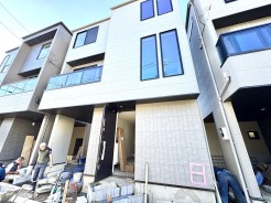 洗練されたフォルムと質感にこだわりを感じさせる、都市の風景に静かに溶け込む住まい。