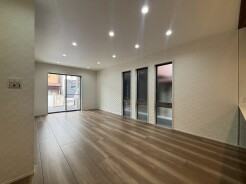 洗練されたデザインクロスが空間に奥行きを与え、穏やかな時間が流れる落ち着いた住空間を演出しています。