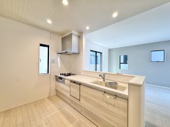 木目の優しい質感が空間に溶け込み、日々の暮らしに自然な落ち着きをもたらす心地よいデザイン。