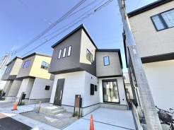 洗練されたコントラストが街並みに馴染む、すっきりとしたシルエットの住まい。