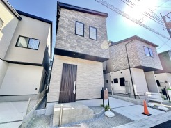 洗練された質感の外壁が街並みに調和し、現代的で落ち着きのある佇まいを演出しています。