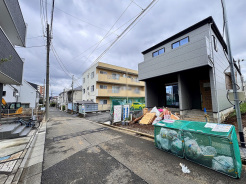 2号棟 前面道路を含む現地写真