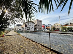 土地を見て、間取りが気になりましたら、すぐに図面を引ける設計士さんをご紹介することも出来ます。ご相談ください。