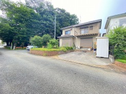 風通しや日当たりに優れる角地の物件です。現地にて開放感をご確認ください。