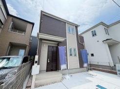 落ち着いた色合いのコントラストが洗練された印象を与え、日々の暮らしに心地よさを添えてくれる外観です。