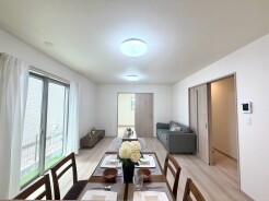 日々の暮らしを穏やかに整える、無駄のない洗練された調和の空間が広がります。