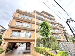 街並みに馴染む温かみのある外観と、手入れの行き届いた植栽が日常に落ち着きを添える住まい。
