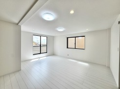 無駄を削ぎ落としたシンプルな空間が、住まう人の個性を引き立てる余白を生み出しています。