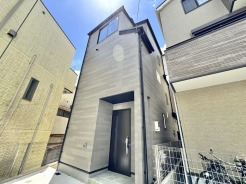 都会的な洗練を感じさせる端正な外観が、街並みの中に凛とした存在感を放っています。