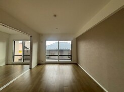 落ち着いた色調のアクセントクロスが、日々の暮らしに静かな安らぎをもたらす洗練された空間です。