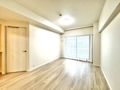 木目の風合いが心地よく、日々の暮らしに穏やかな安らぎをもたらす住空間です。