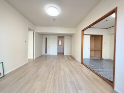 素朴な木目の質感が心地よく、無駄のないシンプルな空間が穏やかな暮らしを予感させてくれます。