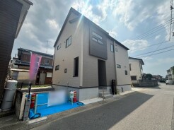 洗練されたフォルムが街並みに馴染む、落ち着いた佇まいの住まいです。