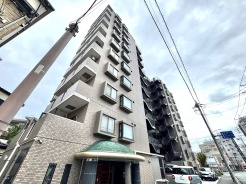 落ち着いた色合いのタイル張りが、洗練された印象を与える外観。重厚さと端正な美しさが同居します