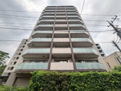 都会の風景に静かに溶け込み、端正な佇まいが心地よい存在感を放つ住まいです。