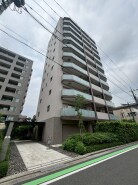 洗練された佇まいと落ち着いた色調が、街並みに静かに溶け込む端正なフォルムです。