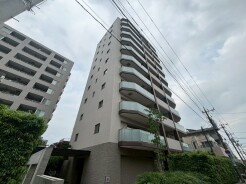 周囲の景観に馴染みながらも、洗練された存在感を放つ落ち着いた佇まいの外観です。