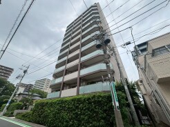 周囲の緑と調和しながら、街の風景に穏やかに溶け込む洗練された外観デザインが印象的な佇まいです。