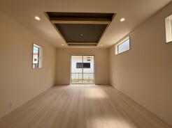 折り上げ天井が空間に奥行きと洗練された落ち着きをもたらし、住まう人の個性を引き立てる調和のとれた室内です。