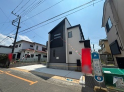 街並みに凛と佇む、洗練された配色が印象的な外観デザインが日常の風景を美しく彩ります。