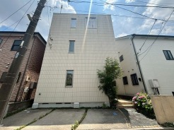 街並みに穏やかに溶け込む、洗練されたフォルムが印象的な外観デザインです。
