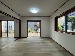 窓から見える景観と調和する、飾り気のないシンプルな空間が穏やかなひとときを演出します。