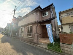 落ち着いた色合いの外観が街並みに馴染み、家族の穏やかな暮らしを包み込むような佇まいです。