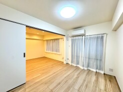 仕切りの開閉で空間の表情が変わる、柔軟な使い方が楽しめる住まい空間