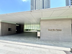 洗練されたデザインと開放的なアプローチが、住まう方を優雅に迎える上質な日常の入り口です。
