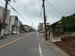 落ち着いた住宅街が広がり、穏やかな日常の気配が漂う住環境が整っています。