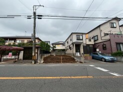 落ち着いた住宅街の雰囲気に馴染む、日々の生活を穏やかに描き出せる広がりを持った空間です。