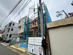 新しい暮らしの土台が静かに形作られていく、確かな安心を感じさせる建築現場の風景です。