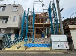 新しい暮らしが形作られていく過程を見守る、穏やかな時間が流れる敷地です。