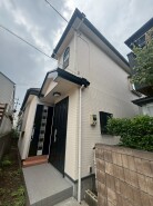 街並みに自然と馴染む、落ち着いた佇まいが日々の暮らしに穏やかな安心感をもたらします。