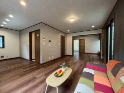 落ち着いた色調の木目とグレーの質感が調和し、住まう人の個性を包み込む穏やかな広がりを感じさせます。
